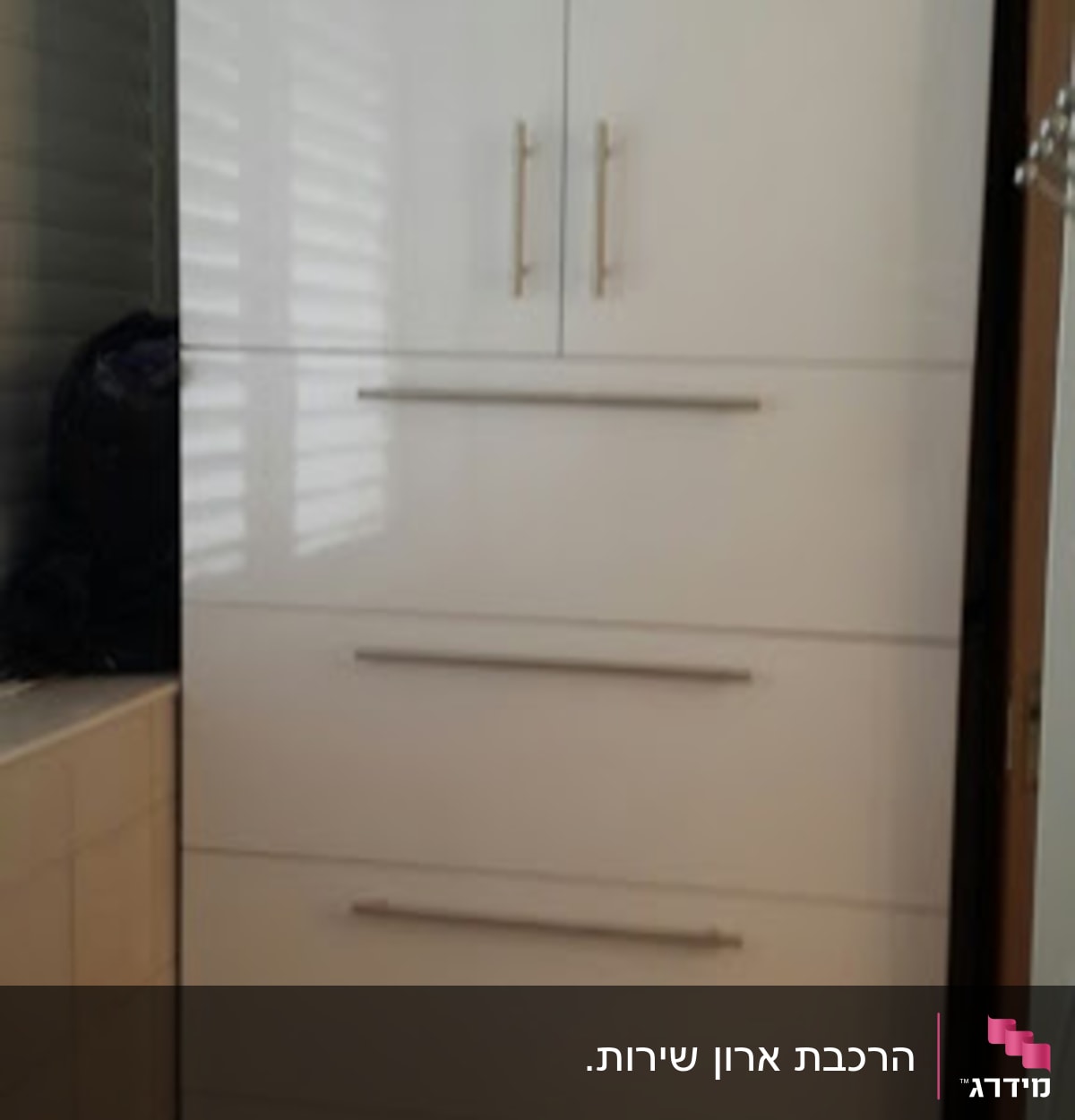 ארון מטבח לבן עם ידיות מתכת